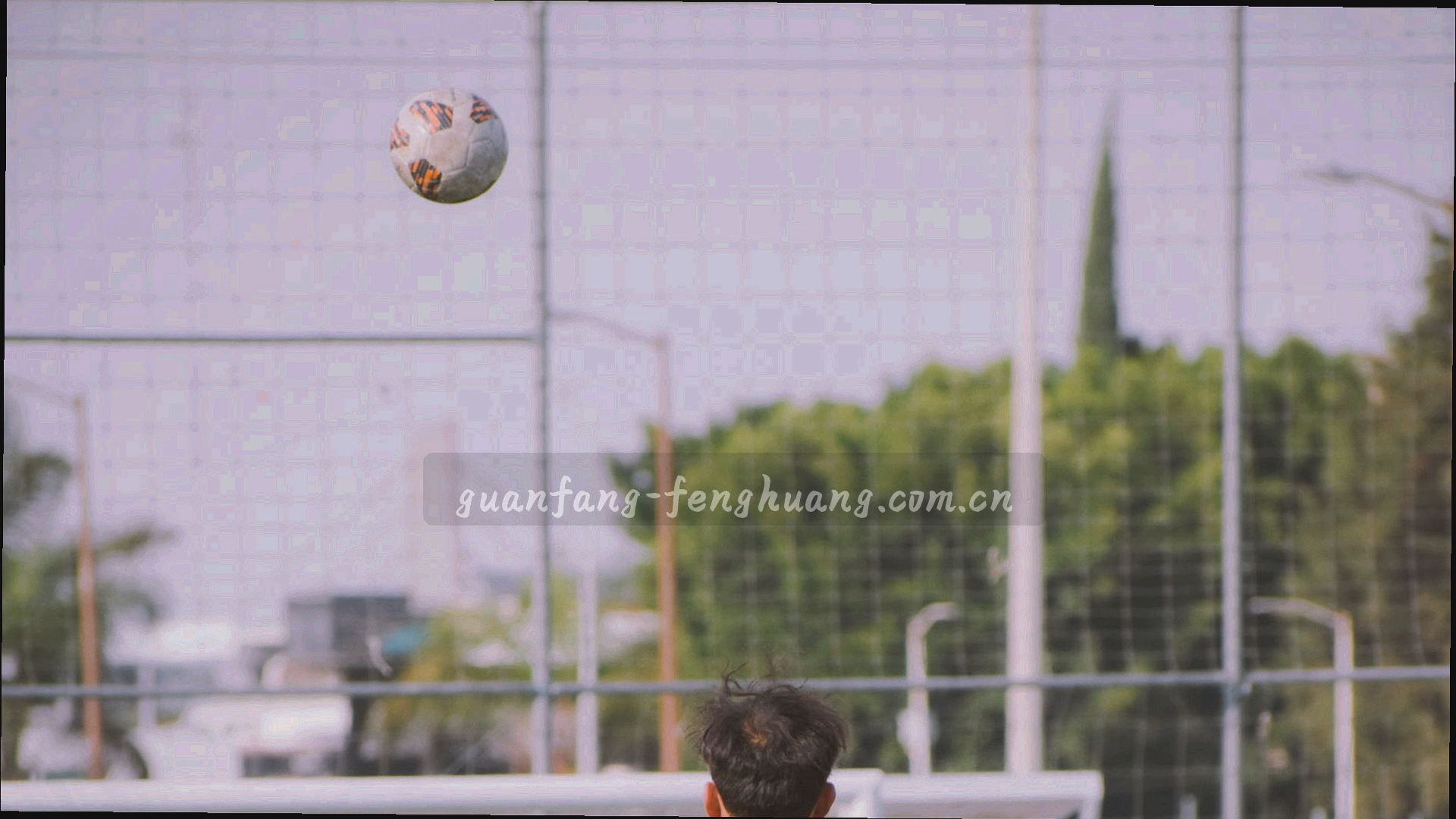 抽象球场鸟瞰图，深色背景，橙色轨迹线